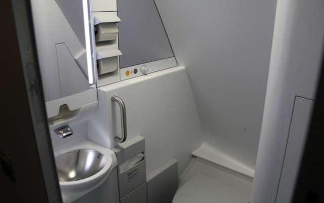 Một số chiếc Airbus A380, phòng ngủ của phi công còn có toilet riêng.