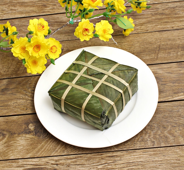 Hàng xóm thân tình thường chọn vài cặp bánh chưng đẹp mang biếu nhau trước Tết. Nó biểu tượng cho đất trời với hy vọng một năm mới đủ đầy. Ảnh: Thuvienanhdep.