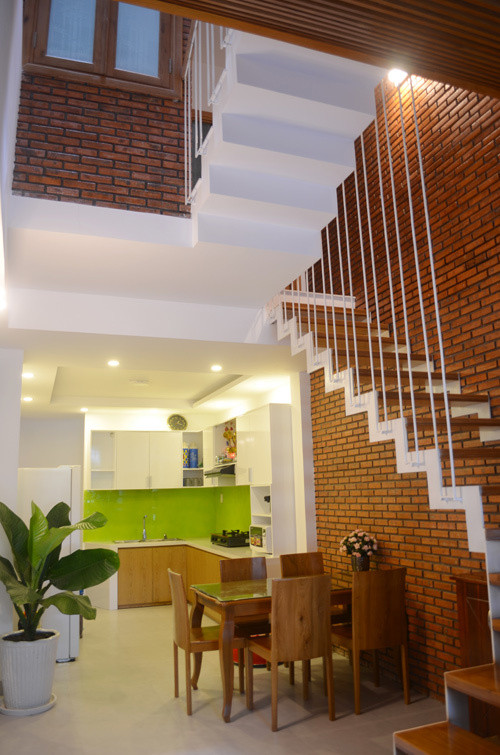 Do chiều ngang hẹp nên bàn ăn kê gọn về một phía để dành cho lối đi.