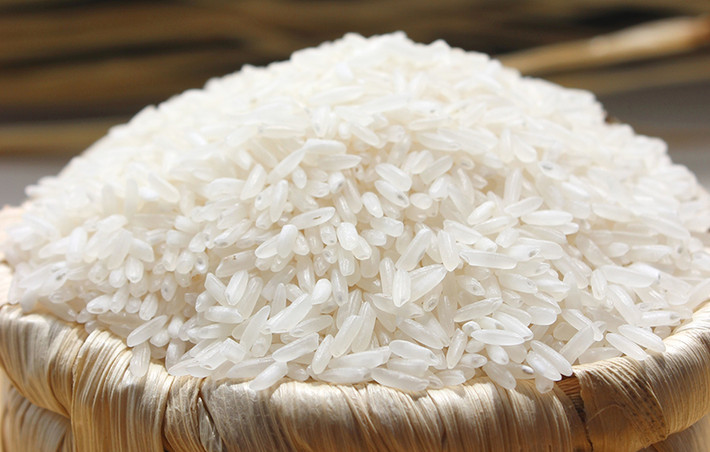 Con cái biếu cha mẹ gạo nếp hay tám thơm thể hiện mong muốn đền đáp công ơn của bậc sinh thành, để bố mẹ no đủ cả năm. Ảnh: Rungvangbienbac.