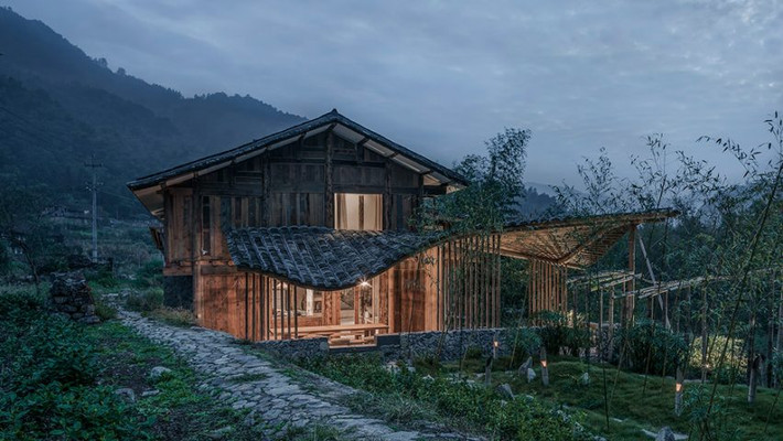 Với khung cảnh bình yên, thơ mộng, ngôi nhà gỗ 2 tầng trở thành nơi nghỉ dưỡng của người dân thành phố vào ngày nghỉ.