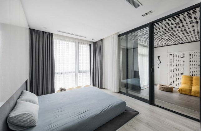 Phòng ngủ ngăn cách với không gian mở phía ngoài bởi vách kính.
