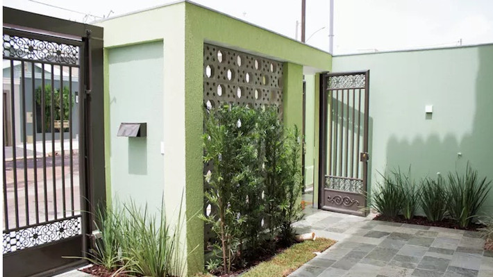 Hàng rào bê tông kết hợp tường gạch hoa thông gió vừa vững chắc vừa tạo độ thoáng nhất định.