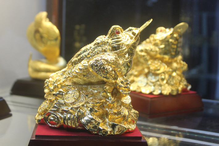 Con cóc ngậm đồng tiền mang 3 ý nghĩa chính trong phong thủy là: may mắn, tài lộc và bình an. Ảnh: Dodongquatang.