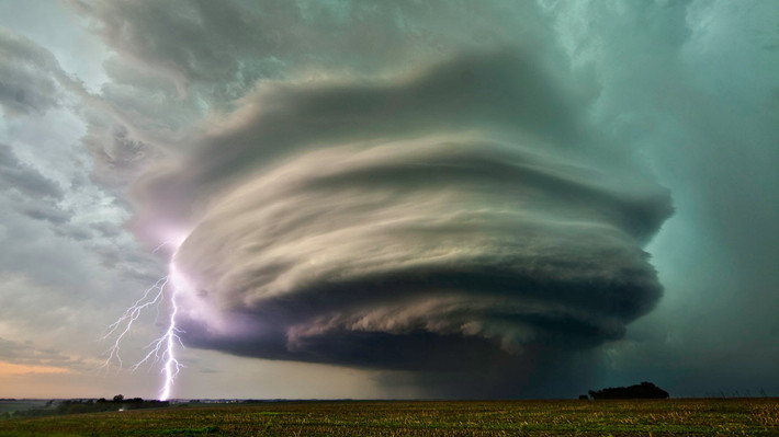 Bão Supercell, còn gọi là "quái vật bầu trời", "mẹ của vòi rồng", đây là một hiện tượng bão hiếm gặp, với những đám mây xoay liên tục theo chiều thẳng đứng kèm theo mưa đá, gió lớn và sét. Bão Supercell có độ cao lên tới 10 km, phạm vi lớn và có thể mở rộng nhiều km. Các vòi rồng đi kèm theo bão supercell thường tiếp xúc với mặt đất trong một khoảng thời gian dài, với tốc độ gió vượt quá 200 dặm/giờ và tác hại của nó là không thể đo đếm được.(Theo L25)