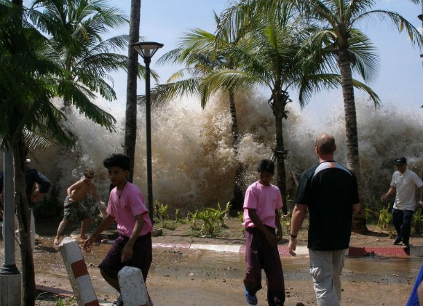 Sóng thần, đây là hiện tượng thiên nhiên vô cùng đáng sợ. Sóng thần thực chất là sóng thủy triều khổng lồ được sinh ra bởi những vụ động đất hoặc núi lửa phun trào dưới đáy biển. Năm 2004, một trận động đất và sóng thần tại Ấn Độ Dương đã cướp đi sinh mạng của khoảng 280.000 người, trở thành trong một trong những thảm họa thiên nhiên khủng khiếp nhất trong lịch sử hiện đại.(Theo L25)