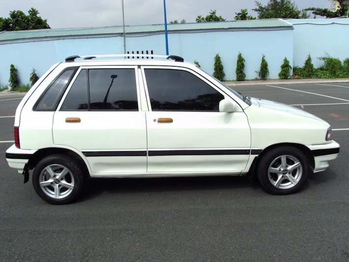 Ra đời lần đầu từ tháng 3 năm 1987, Kia Pride vốn là phiên bản khác của chiếc Ford Festiva. Chiếc xe được trang bị động cơ xăng 1.3l 4 xi-lanh thẳng hàng với công suất 64 mã lực.