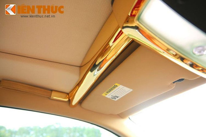 Ngay cả các chi tiết trong nội thất của chiếc xe này cũng được các nghệ nhân Việt Nam mạ vàng cẩn thận. Được biết, chủ nhân của chiếc Phantom này là một đại gia Sài Gòn hoạt động trong lĩnh vực bất động sản.
