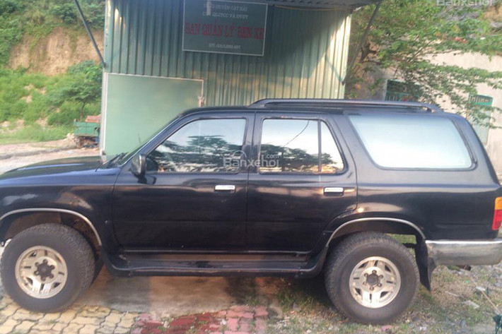 Toyota 4Runner với ưu điểm mạnh mẽ, đa dụng khi vừa có thể chạy được trên mọi địa hình. Tuy nhiên mẫu xe này lại có nhược điểm là khá ngốn nhiên liệu - khoảng hơn 12lít xăng/100km. Bên cạnh đó, phụ tùng của mẫu xe này hiện nay không còn được Toyota sản xuất.