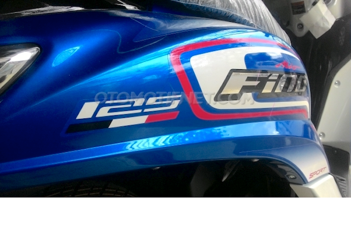 Yamaha Fino Grande có kích thước dài, rộng, cao lần lượt là 1.870 x 700 x 1.066 mm, dung tích bình xăng 4,2 lít. Về trang bị ngoại thất, xe được nâng cấp ở thiết kế như logo, cách phối màu sơn, đèn pha LED...
