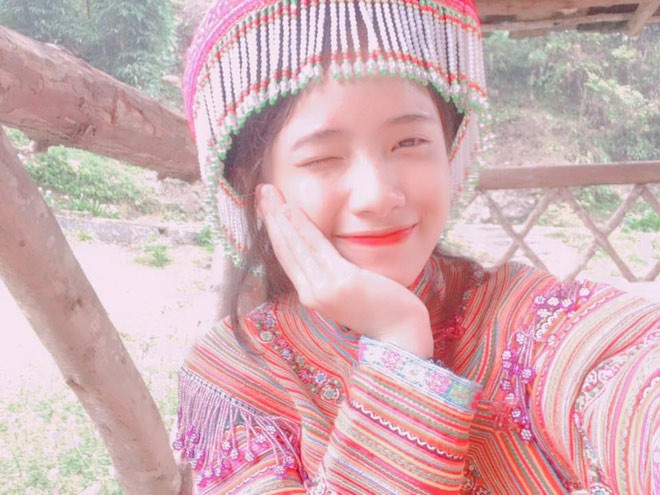 Thanh Thảo vô cùng bất ngờ khi xem lại bức ảnh ai đó chụp mình trong lúc bán hàng phụ mẹ. Trong ảnh, cô bạn mặc chiếc áo khoác đồng phục của trường, khuôn mặt để mộc với mái tóc dài buộc gọn rất giản dị nhưng cũng không kém phần thu hút.