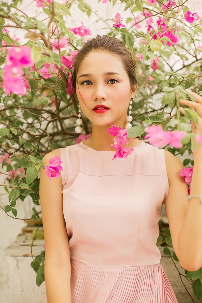 Nhà sản xuất phim trẻ được nhắc tới có tên Nguyễn Ngọc Bảo Như (SN 1998) hiện sinh sống tại TP HCM. Bên cạnh đó, cô nàng này còn là sinh viên năm 2 trường Văn hóa nghệ thuật TP HCM.