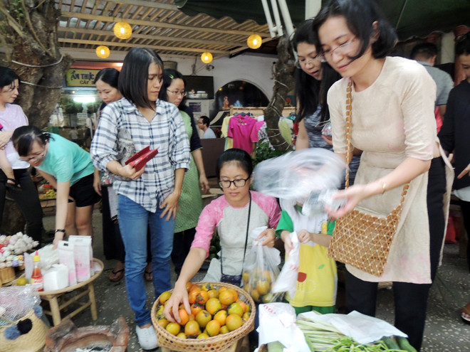 Chị Nguyễn Thanh Thúy, Hội trưởng Hội quán Các bà mẹ cho biết: “Chúng tôi muốn ngày càng nhiều người biết đến lụa Mã Châu, loại lụa thủ công truyền thống của người dân Quảng Nam.