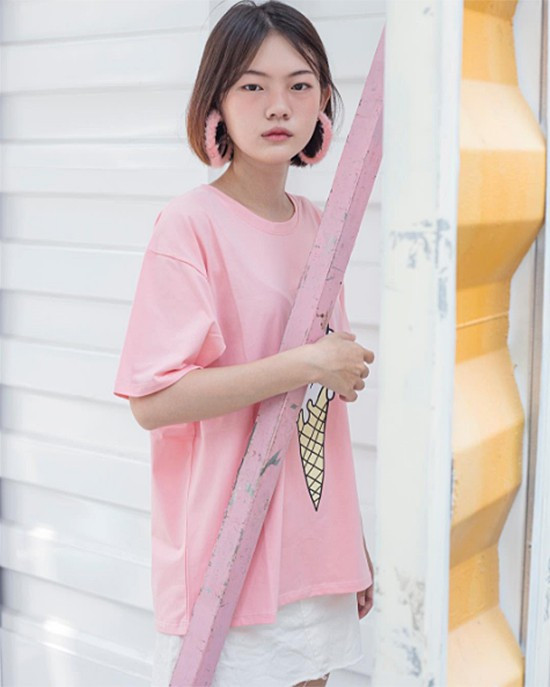 Thùy Dương hay có nickname là Xenie Yang, hiện đang học tại trường ĐH Huflit, ngành Đông Phương Học chuyên ngành tiếng Hàn. Ngoài ra cô bạn mắt một mí này còn là một người mẫu lookbook có tiếng trong cộng đồng mạng Trung Quốc.