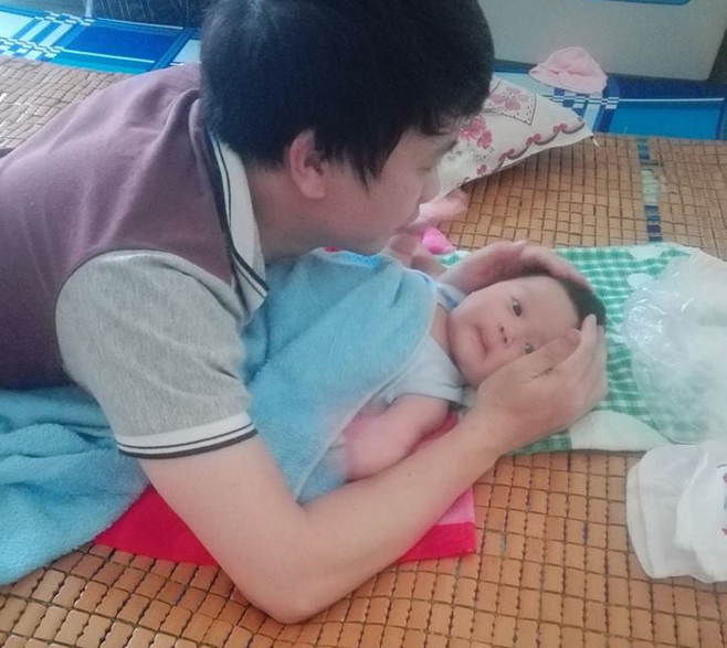 Theo chia sẻ của bà mẹ bỉm sữa Hiền Thu: "Các ông bố của năm đây rồi, ít anh chồng khéo tay biết tắm cho con lắm, chúc mừng mẹ nó nhé" hay nickname Hằng Thanh chia sẻ: "Ôi tôi nhìn thấy chồng nhà người ta mà thèm nhỏ giãi. Hờn cả thế giới luôn".