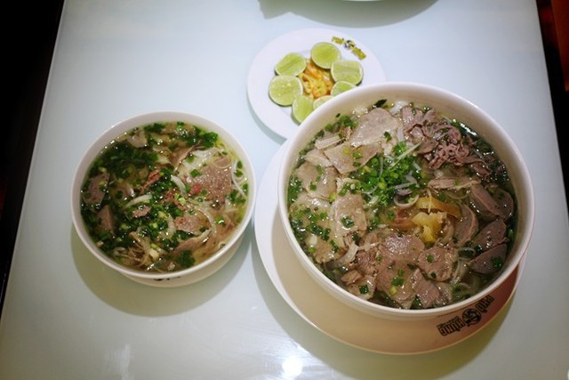 Không chỉ có cho "ăn không, hưởng không" nhiều cửa hàng cũng dùng chính những sản phẩm mình bán để đưa ra thách thức với khách hàng. Cụ thể, trong đợt khai trương chuỗi cửa hàng phở Ông Hùng tại TP HCM cũng có một chương trình tương tự. Khách hàng ăn hết tô phở khổng lồ sẽ được thưởng 1 triệu đồng.