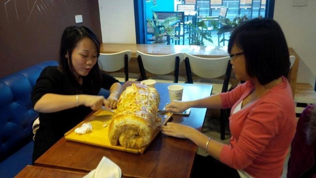 Một tiệm bánh ở Hà Nội cũng thu hút được nhiều thực khách khi đưa ra thách thức ăn hết chiếc bánh 2,1 kg trong vòng 30 phút tại quán. Số tiền dành cho khách hàng chiến thắng đó là 1 triệu đồng.