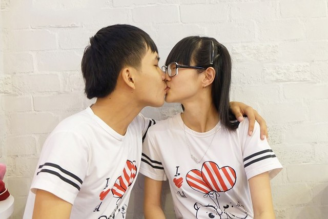 Trước đó, để thu hút các cặp đôi yêu nhau đến nhà hàng của mình, chuỗi cửa hàng bán tàu hũ tại TP HCM đã tung ra gói khuyến mại “không giống ai”. Theo đó, khi thanh toán tiền chỉ cần khách hàng hôn môi nhau sẽ được tặng 100% giá trị hóa đơn hiện tại cho lần ăn sau, hôn vào má sẽ được 50%, và 25% cho những chỗ khác như tay, trán.