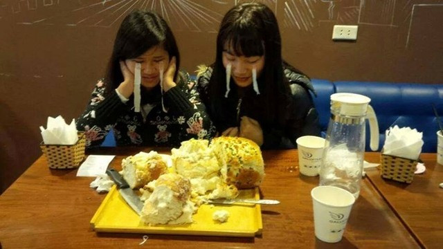 Nếu không ăn hết hay dừng giữa chừng, khách tham gia đó sẽ phải trả cho quán 99.000 đồng. Thoạt nghe tưởng chừng “dễ ăn”, nhưng trong số gần 180 người (tức gần 90 cặp đôi) dự thi trong 9 ngày thì hiện mới có 2 cặp vượt qua thách thức. Ảnh sử dụng trong bài: Sưu tầm Facebook