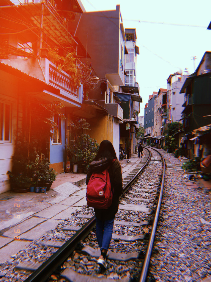 Còn đường sắt cong cong chạy giữa "Xóm đường tàu" cực đẹp được các bạn trẻ thể hiện qua những bức ảnh trên mạng xã hội.