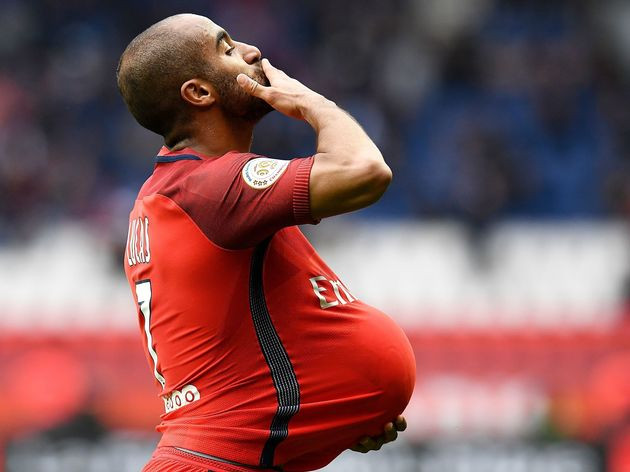 Lucas Moura giá cực rẻ: Theo tin chuyển nhượng bóng đá từ Pháp, PSG chấp nhận bán Moura để thu về số tiền 20 triệu euro. Con số này quá rẻ so với tài năng của ngôi sao người Brazil, cùng mặt bằng chung của thị trường chuyển nhượng lúc này.