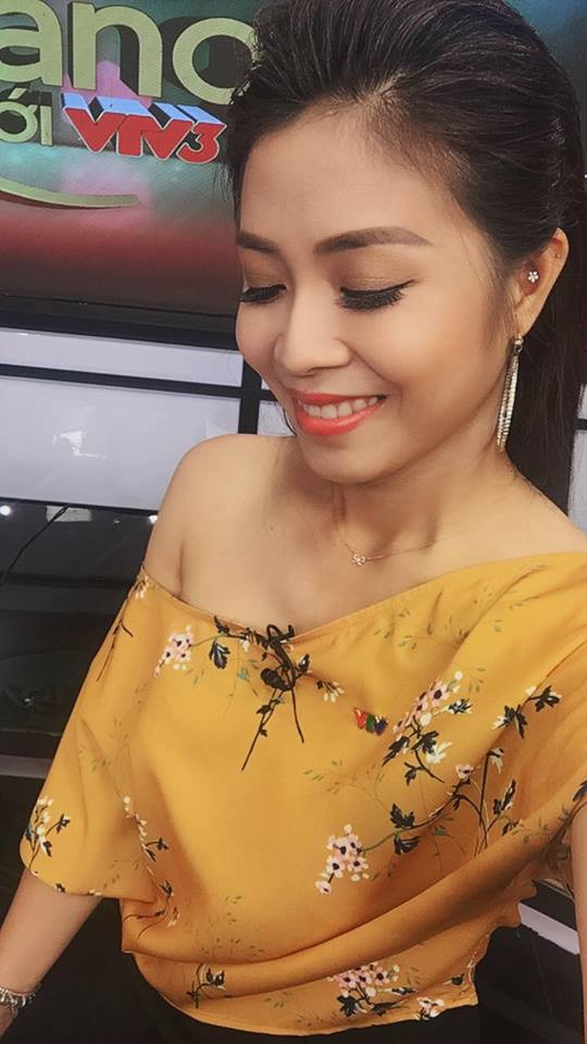 Sở hữu gương mặt cá tính với nụ cười là thương hiệu, Hoàng Linh còn quyến rũ với vòng eo con kiến khiến nhiều bà mẹ bỉm sữa hằng thèm khát.