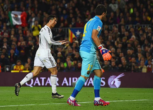 “Bình tĩnh đi” – Ronaldo dành riêng kiểu ăn mừng này khi đá tại sân Nou Camp của Barcelona, mỗi lần anh ghi bàn trong tiếng la ó và sự tức tối của fan Barca. Ảnh: AS