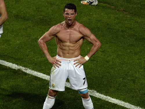Ronaldo cởi trần khoe múi bụng ăn mừng sau khi ghi bàn ấn định chiến thắng của Real trước Atletico ở chung kết Champions League năm 2014. Ảnh: UEFA Champions League