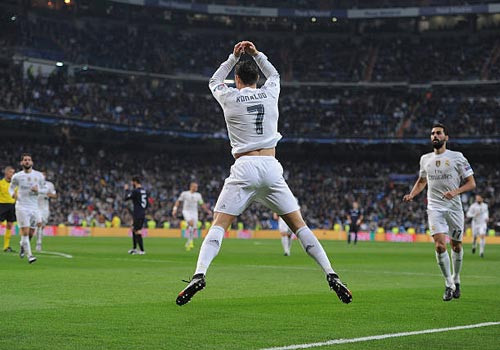 Kiểu ăn mừng đặc trưng nhất của CR7, bật lên, tiếp đất theo phong cách đại bàng vẫy cánh để thể hiện sức mạnh, quyền lực và cái tôi vĩ đại. Ảnh: Goal