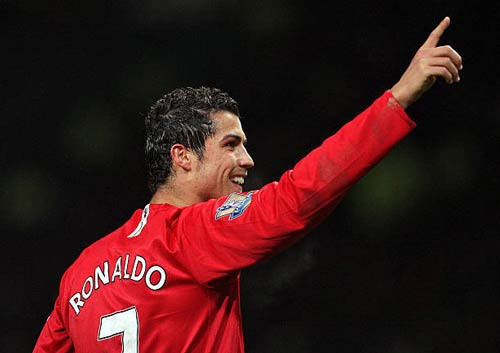 Khi mới chuyển đến M.U, Cristiano Ronaldo đã xác định nơi đây sẽ là nơi soi đường chỉ lối cho mình để trở thành huyền thoại và điều đó hoàn toàn chính xác. Bởi vậy, mỗi lần ghi bàn, CR7 vẫn hay chỉ tay về một góc khán đài Old Trafford hoặc về phía các fan thành Manchester. Ảnh: Goal