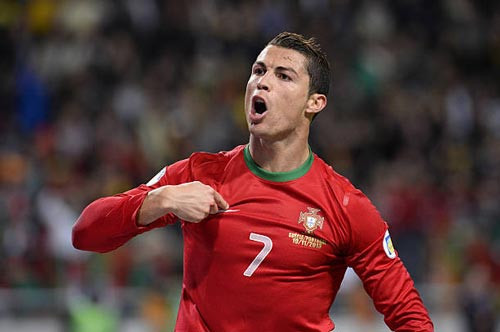 “Chính là tôi” – Ronaldo tự chỉ tay vào mình mỗi khi ghi bàn cho ĐT Bồ Đào Nha, đặc biệt từ khi anh trở thành tay săn bàn số 1 trong lịch sử ĐTQG. Ảnh: Goal