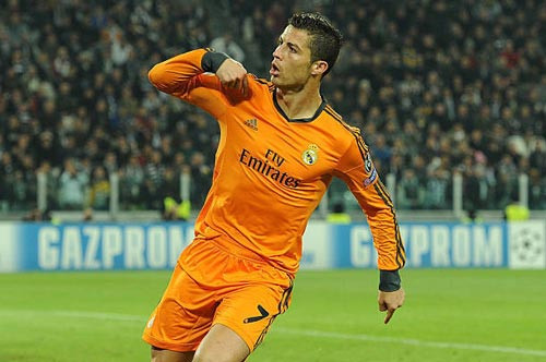 “Vẫn là tôi” – Ronaldo mang kiểu ăn mừng từ đội tuyển tới Real Madrid. Đặc biệt là khi nhiều fan Real Madrid bắt đầu la ó về phía anh khi không thường xuyên ghi bàn và đây cũng là câu trả lời đanh thép của siêu sao Bồ Đào Nha. Ảnh: Daily Sports