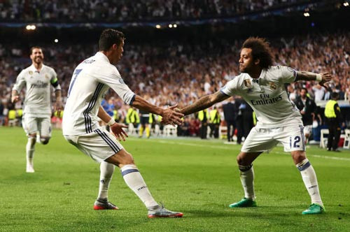Cris Ronaldo và hậu vệ Marcelo được biết đến là người bạn rất thân với nhau. Đặc biệt sau khi 2 cầu thủ này quy tụ tại Real Madrid và dần phối hợp ăn ý dẫn đến nhiều bàn thắng của CR7. Chính bởi vậy, để kỉ niệm tình bạn này, siêu sao người Tây Ban Nha đã nghĩ ra cách ăn mừng bàn thắng với hậu vệ người Brazil bằng cách bắt tay vô cùng đặc biệt. Ảnh: Daily Express