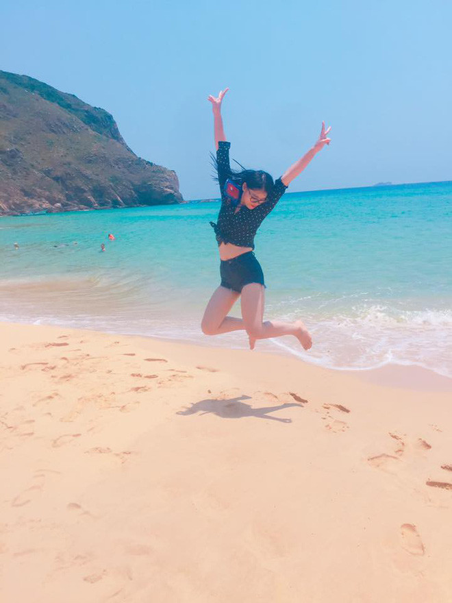Cũng chính vì sở hữu thân hình già trước tuổi vì béo, Nhật Lệ thường bị bạn bè trêu chọc và xa lánh. Cũng nhận thức bản thân mình kém xinh, cô bạn 9X này thành ra tự ti và sống khép mình hơn với bạn bè cùng lớp và quanh khu hàng xóm.