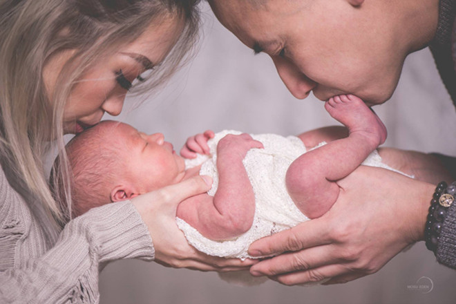 Cũng theo nhiều người, đúng như những gì nữ nhiếp ảnh gia này truyền tải, nhìn ngắm bộ ảnh, người ta hiểu hơn về sự đau đớn của người phụ nữ khi sinh con, cảm thấy hạnh phúc và ghen tị với những người may mắn có chồng ở bên và càng biết ơn hơn nữa người mẹ đã mang nặng đẻ đau mình. Ảnh sử dụng trong bài: FBNV.