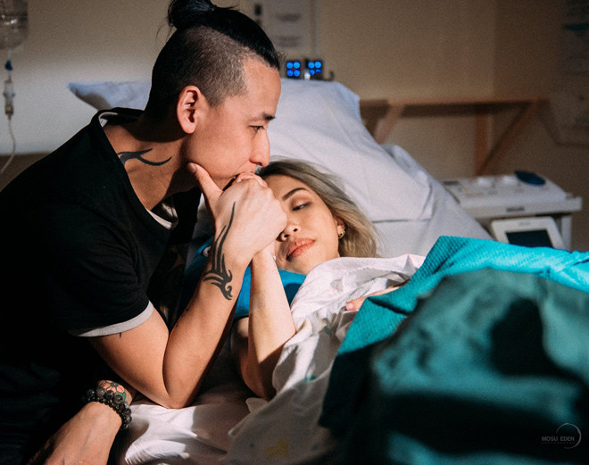 Ngắm nhìn bộ ảnh, hàng trăm bình luận đã “thả tim” để hưởng ứng sự nỗ lực hết mình vì nghệ thuật và cả câu chuyện đẹp có hậu đằng sau những bức ảnh sinh nở đầy cảm xúc này.