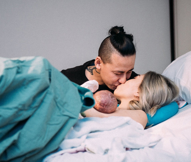 Dù cầm máy đã lâu, luôn thích những concept độc lạ, giàu cảm xúc nhưng đây là lần đầu tiên, Nguyễn Tiên chụp cảnh lâm bồn. Đó cũng là lần đầu tay máy cô run run, khóc cười chỉ trong một giây và cảm nhận rõ niềm hạnh phúc vỡ òa khi xem lại từng tấm ảnh.
