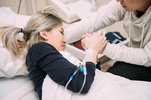Với người phụ nữ, hành trình sinh nở là điều khiến nhiều họ sợ hãi bởi đó lúc họ phải đối mặt với rất nhiều thứ, từ cơn đau đến quằn quại cho tới việc đứng giữa ranh giới cái sống và cái chết. Tuy nhiên, vì tình mẫu tử thiêng liêng mà họ đã gạt bỏ đi tất cả để chuẩn bị vui mừng đón chào một sinh linh bé nhỏ tới với cuộc đời.