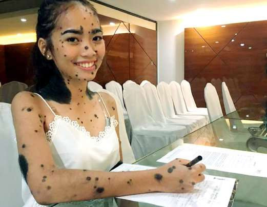 Evita hiện làm việc bán thời gian tại một quán cà phê. Khi có thời gian rảnh, cô gái đến từ Malaysia thường hát, chơi guitar và vẽ.