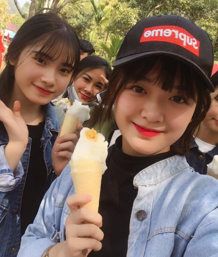 Thanh Thảo sở hữu một gương mặt xinh xắn, nụ cười tươi tắn và đặc biệt làn da trắng hồng điển hình của các cô gái miền Tây Bắc.