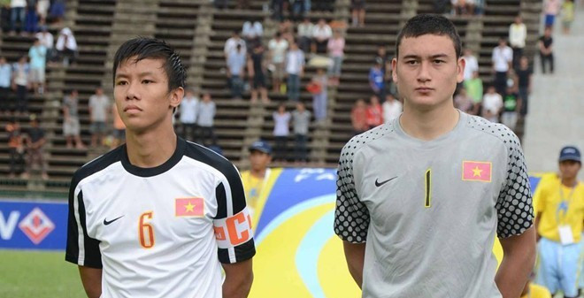 Theo một số thành viên CLB HAGL, chẳng ai xa lạ gì tính cách của Văn Lâm. "Ngày xưa, khi mới từ U19 Việt Nam về đá cho HAGL, Văn Lâm được gọi đi đá giải U21 quốc gia năm 2012. Không ngờ chỉ vì không được HLV Nguyễn Quốc Tuấn giao đá chính mà cậu ta sút bóng thẳng vào cabin chỗ ban huấn luyện ngồi", một thủ môn cùng lứa với Lâm chia sẻ. Ảnh: Saigongiaiphong.