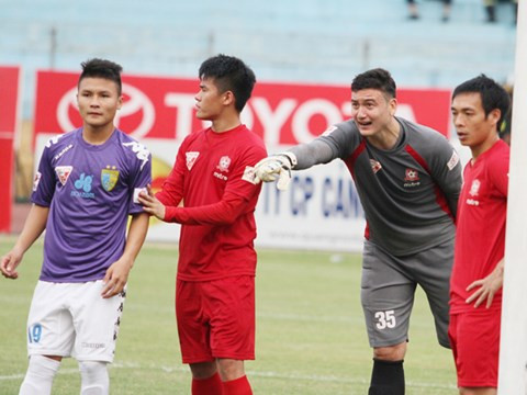 Khi còn khoác áo U19 Việt Nam, nhiều đồng đội cũng như thành viên ban huấn luyện rất khó chịu với những trò đùa quá trớn của cầu thủ Nga gốc Việt này. Ảnh: Zing.