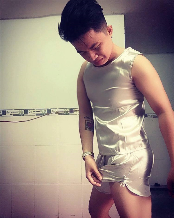 Mới đây, người dùng tên là L.T.H chia sẻ trên mạng xã hội những hình ảnh được cho là sản phẩm của việc mua hàng trên mạng. Câu chuyện ngay lập tức nhận được sự quan tâm từ cộng đồng mạng.