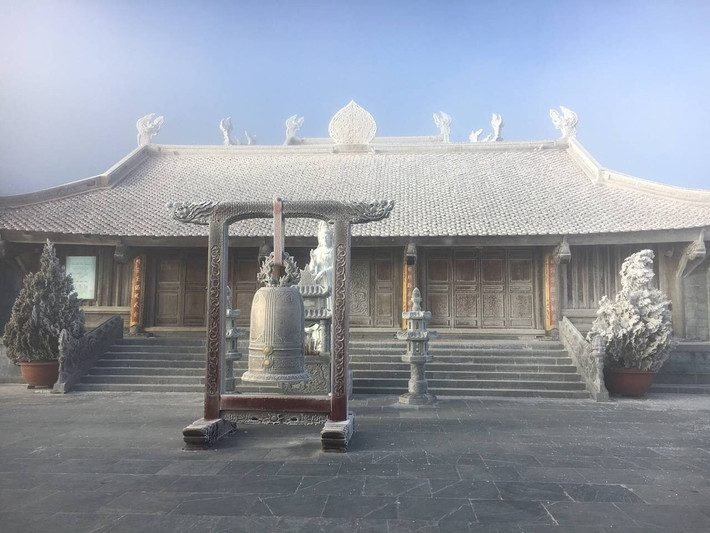 Đỉnh Fansipan hay được giới trẻ gọi là thành phố trên mây mới đây trở thành điểm đến lý thú cho nhiều người. Đặc biệt vào những ngày vừa qua, khi nhiệt độ giảm dưới -7 độ C và hiện tượng tuyết rơi xuất hiện càng làm điểm đến này càng trở nên hot hơn bao giờ hết.