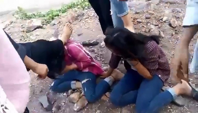Clip đánh nhau nói trên được cho là xảy ra ở Nghệ An và ngay sau khi được đăng tải nó đã nhận được nhiều ý kiến bức xúc của cộng đồng mạng. Clip đánh nhau nói trên được cho là xảy ra ở Nghệ An và ngay sau khi được đăng tải nó đã nhận được nhiều ý kiến bức xúc của cộng đồng mạng.
