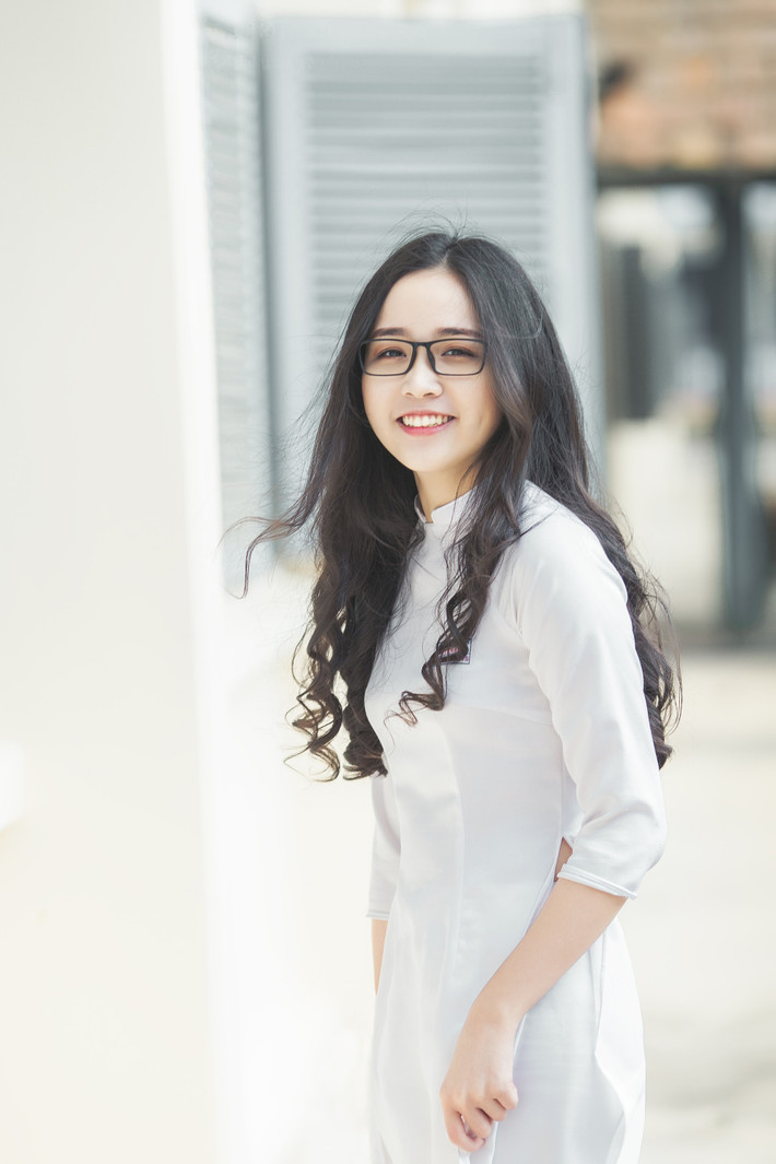 Lê Thị Thảo Huyền, sinh ngày 11/10/2000, hiện học sinh lớp 12 Văn-Sử , trường THPT Chuyên Nguyễn Du, Đắk Lắk. Cô bạn nữ sinh này gây ấn tượng bằng khuôn mặt đáng yêu, nụ cười tỏa nắng.