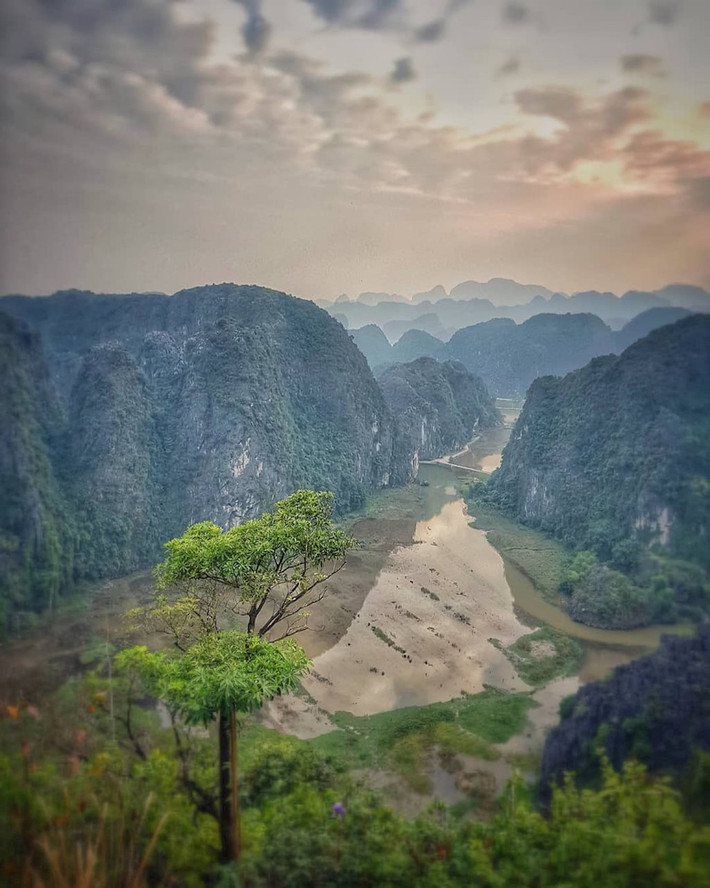 Nằm gần cụm khu du lịch Tràng An - Tam Cốc- Bái Đính, Hàng Múa là một trong những địa điểm đẹp nhất Ninh Bình. Đây vừa là điểm du lịch sinh thái vừa là nơi nghỉ dưỡng ngắn ngày trong dịp nghỉ Tết Nguyên đán được nhiều bạn trẻ lựa chọn.