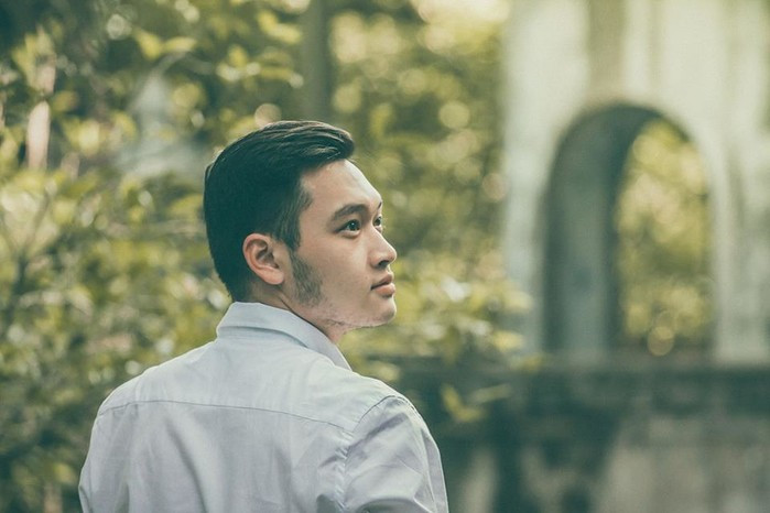 Gương mặt nam tính, điểm bằng hàng râu quai nón, nhiều chị em còn nhận xét Trà Duy có nét gì đó giống với "Hoàng tử Sơn Ca" Quang Vinh, người từng nổi tiếng với những ca khúc hit như Ngôi nhà hoa hồng hay Vẫn tin mình có nhau.