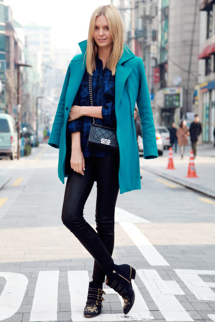 Còn trên trang mạng xã hội Instagram, theo ước tính, Jessica Stein có đến hơn 2.4 triệu lượt theo dõi. Cô nàng rất thường xuyên khoe ảnh cá nhân lên mạng xã hội và được nhiều người đón nhận. Ảnh trong bài: Instagram nhân vật.