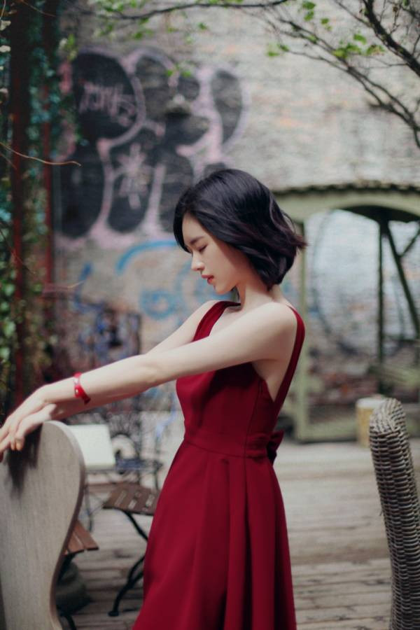 Sun Young lần đầu tiên xuất hiện với tư cách người mẫu khi chụp một bộ ảnh cho một shop online có tên Milkcola, chính bộ ảnh này đã khiến "Bạch Tuyết Hàn Quốc" trở thành tâm điểm của cộng đồng mạng cũng như các công ty giải trí tại Hàn Quốc.